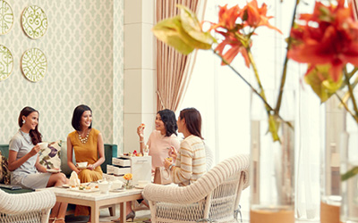 A decadent afternoon tea at Peacock Lounge