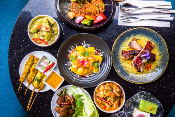 บุฟเฟ่ต์อาหารไทยและนานาชาติมื้อกลางวัน ที่ห้องอาหารฟู๊ด เอ็กเชนจ์