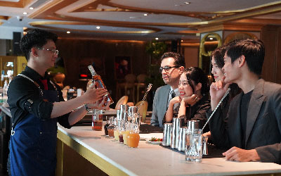 Discover the Art of Mixology – Exclusive cocktail class at Boudoir Lounge