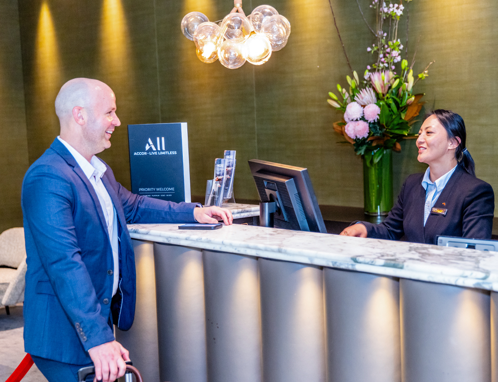 Là hội viên Accor Plus hạng Diamond, Nick dễ dàng nhận phòng tại Swissotel Sydney, tiết kiệm chi phí cho các chuyến công tác, lưu trú và thưởng thức ẩm thực sang trọng.