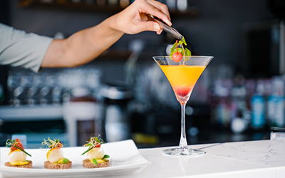 Thưởng thức canapé cùng rượu vang và ngắm hoàng hôn tại nhà hàng Breezes