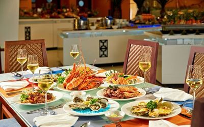 Daily international seafood buffet dinner at The Square